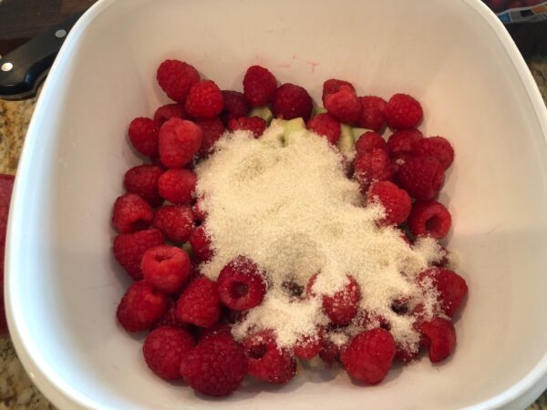 Raspberries with chopped apples and sugar