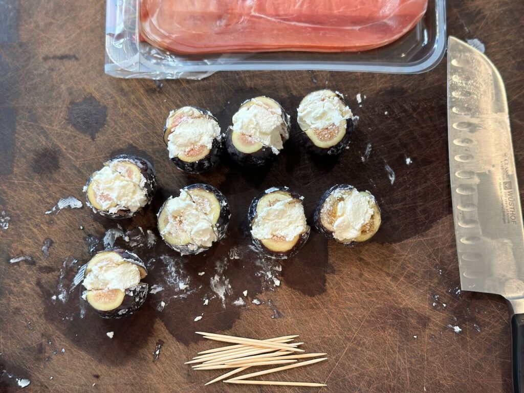 Stuffing figs with cheese